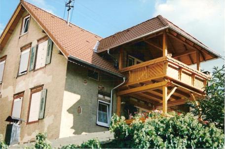 Balkon ber drei Stockwerke mit Walmdach