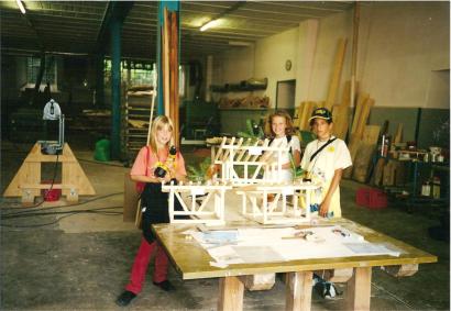 Kindergruppe in der Zimmereiwerkstatt