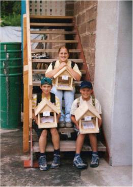 Juks-Kinder mit Vogelhuschen