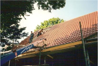 Wir Zimmerleute beim Dachdecken